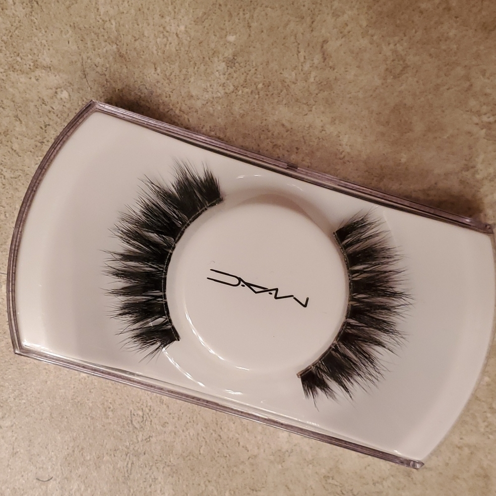 New Mac Lashes - Picture 2 of 3